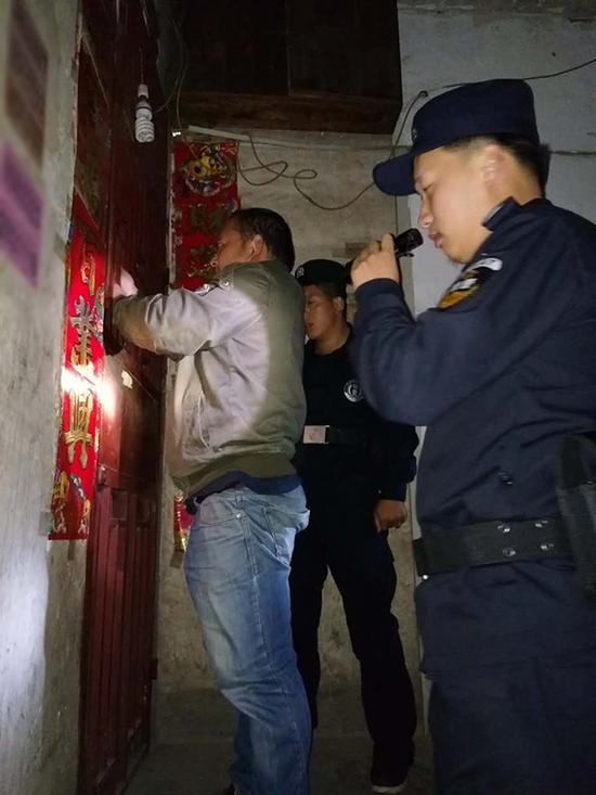 澳门半岛粗心妈妈误将幼女锁家中 