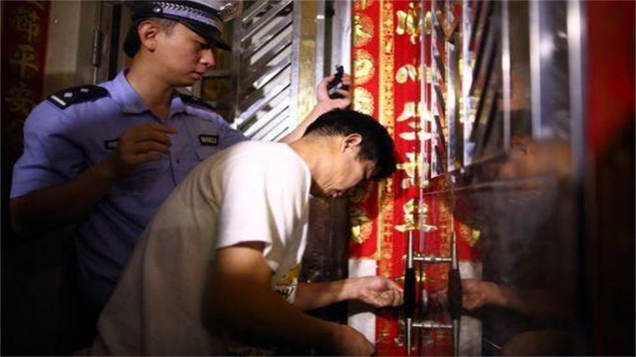 澳门半岛请开锁师傅开了锁后，师傅